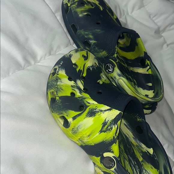 CROCS Blue and Green Water Shoes with Marble Design - Picture 5 of 6